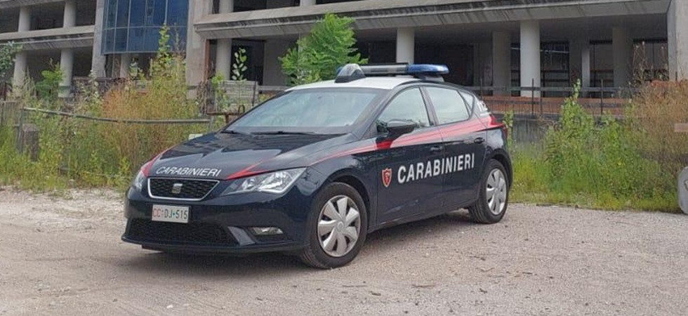 In evidente stato di alterazione psico - fisica occupa un cantiere, l'intervento dei carabinieri