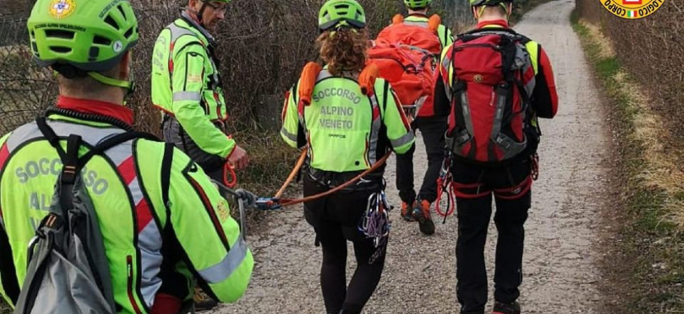 Una donna di 70 anni scivola sul sentiero e s'infortuna ad un piede, non riuscendo a proseguire l'escursione