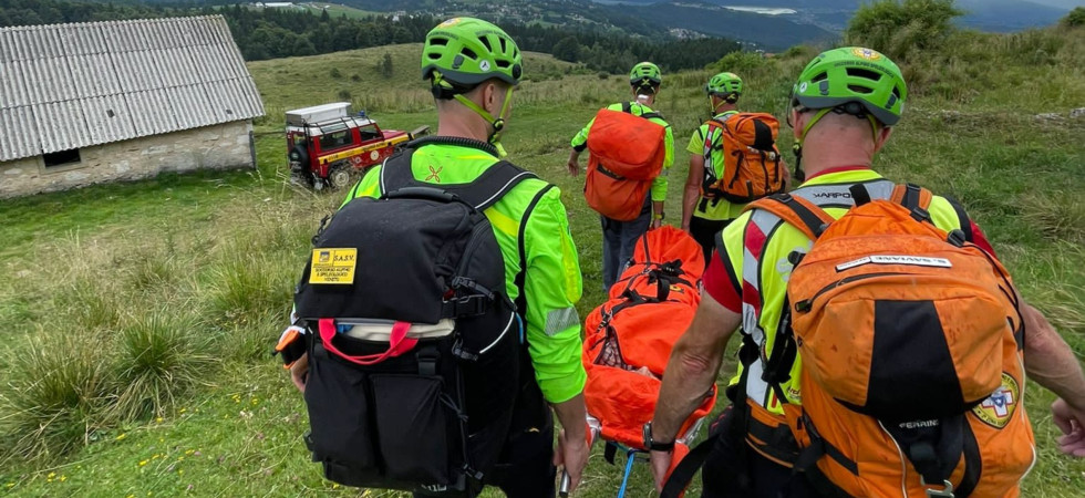 Appoggia male il piede e non riesce a proseguire la marcia: una donna di 63 anni viene soccorsa in altura