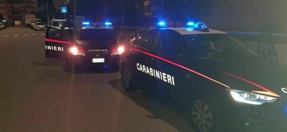 Non si ferma con il furgone all'alt dei carabinieri e scatta l'inseguimento
