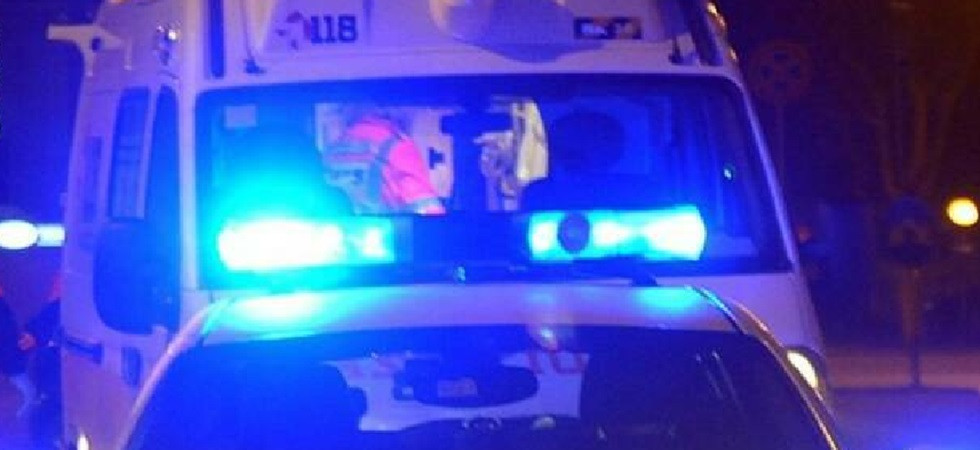 Trovato nel cuore della notte a terra privo di sensi, motociclista 34enne trasportato in gravi condizioni all'ospedale