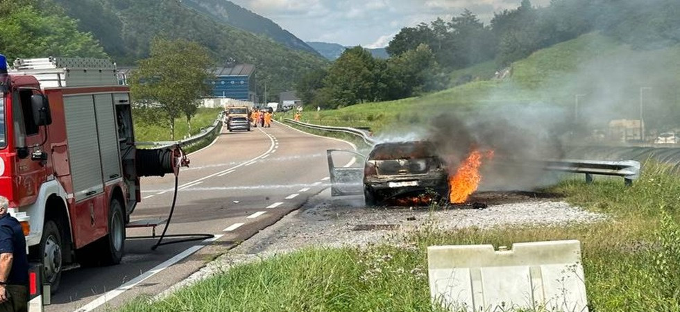 L'auto viene avvolta dalle fiamme: momenti di paura per un automobilista, in azione i vigili del fuoco