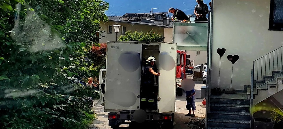 Sbaglia le misure e rimane con il mezzo bloccato sotto un balcone: l'intervento dei vigili del fuoco