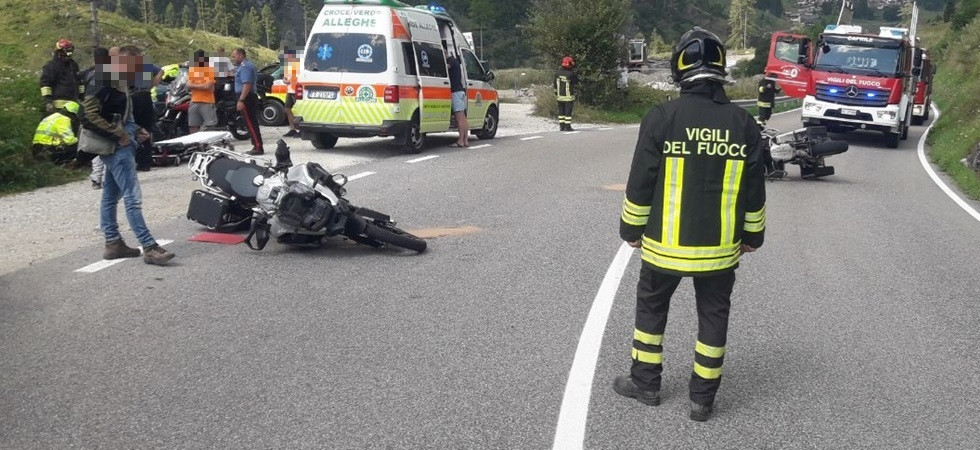 Schianto fra due moto, sul posto i vigili del fuoco e le forze dell'ordine: due 50enni trasportati in ospedale