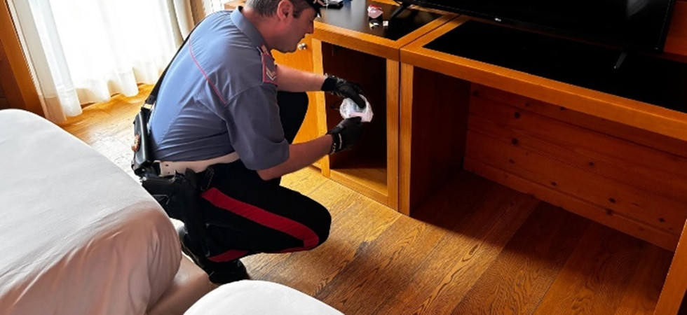 Cocaina nella camera dell'hotel pronta allo spaccio, due uomini fermati dai carabinieri