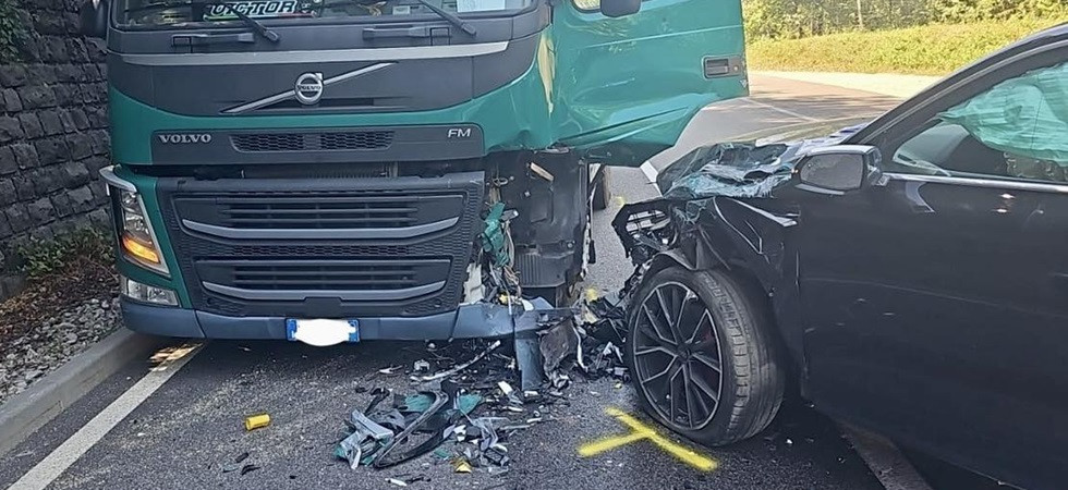 Scontro auto - camion, l'impatto violento