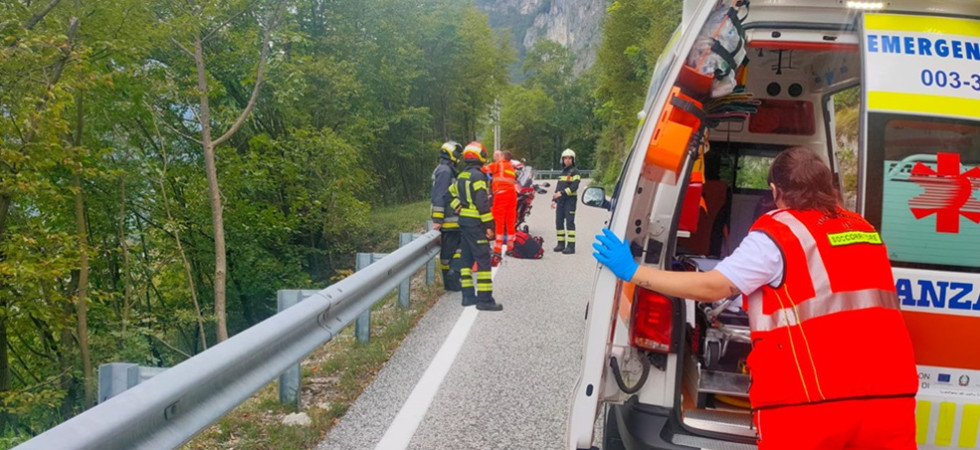 Perde il controllo della moto e finisce sull'asfalto, 62enne portato all'ospedale