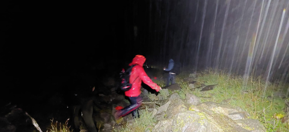 Rimangono bloccati in 8 sulla ferrata ma i soccorritori sono impegnati nella ricerca di un escursionista scomparso e servono