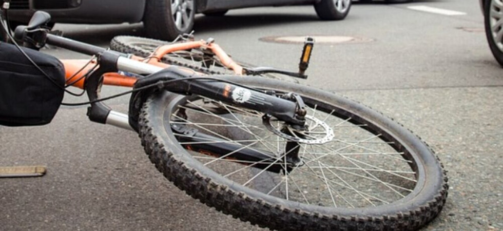 Tragico incidente in bici, finisce contro il guardrail per evitare una macchina: muore dopo un mese in ospedale