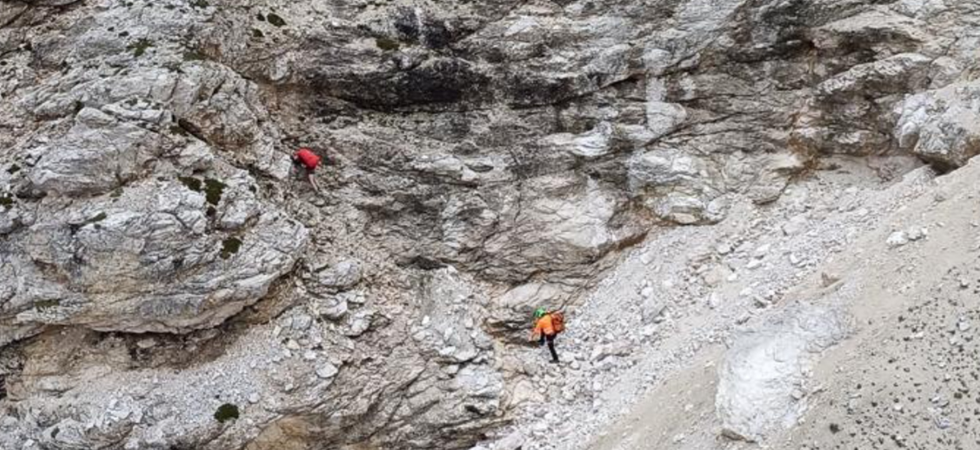 Le cade lo zaino e nel cercare di recuperarlo scivola e rimane bloccata