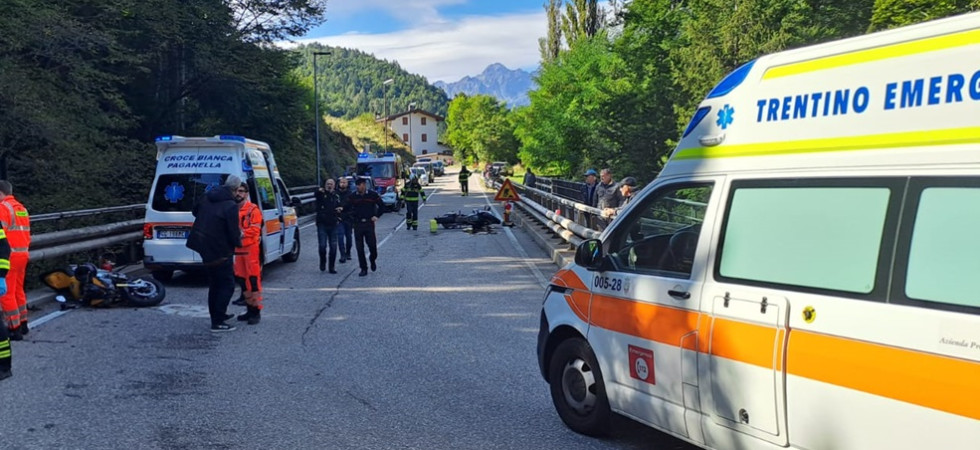 Scontro tra moto sulla statale, centauri finiscono sull'asfalto: due feriti portati in ospedale