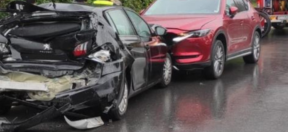 Violento schianto fra due auto e un camion, una donna trasportata in ospedale