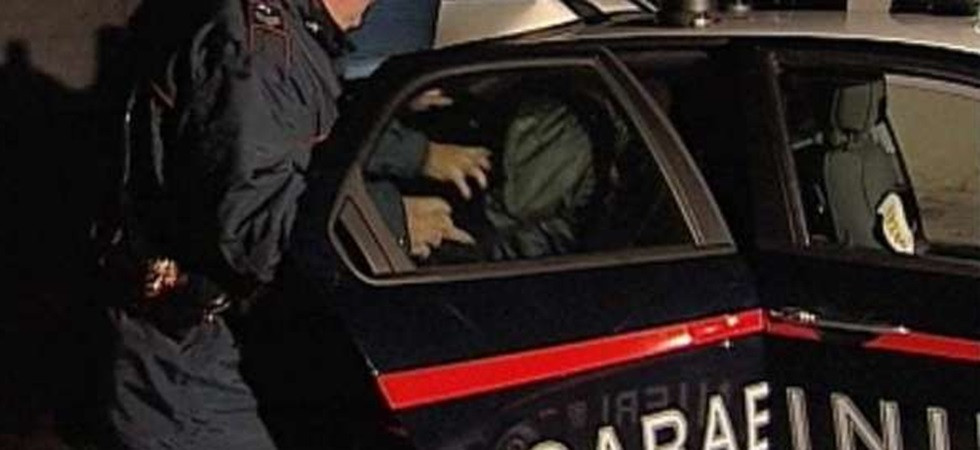 Tentano di rubare un monopattino elettrico e aggrediscono a bottigliate e con un coltello un vigilante, due giovani arrestati