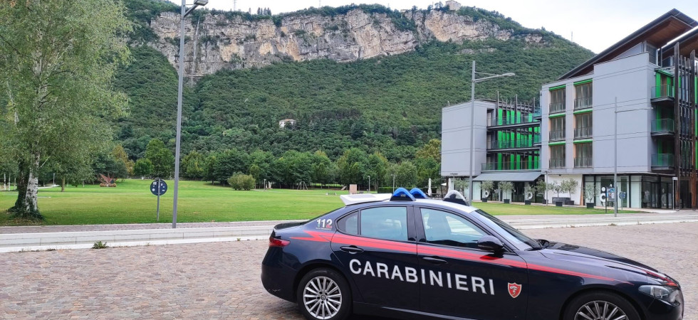 Due ragazze rapinate del cellulare sotto la minaccia di un coltello: arrestato un 22enne