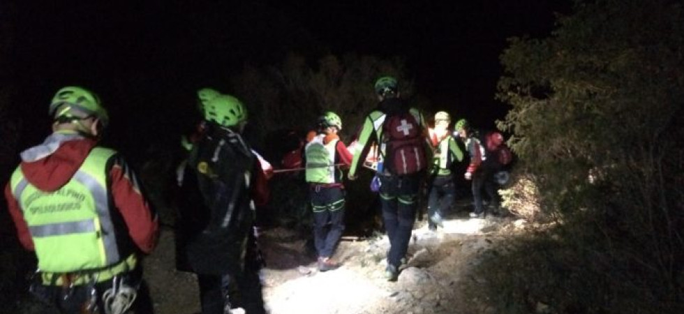 Di notte ancora in quota, al buio e fuori dal sentiero: interviene una squadra del soccorso che li recupera stanchi e