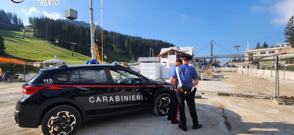 Lavoratori "in nero" nel cantiere del parcheggio pubblico: denunciati (e sanzionati) una donna e il figlio
