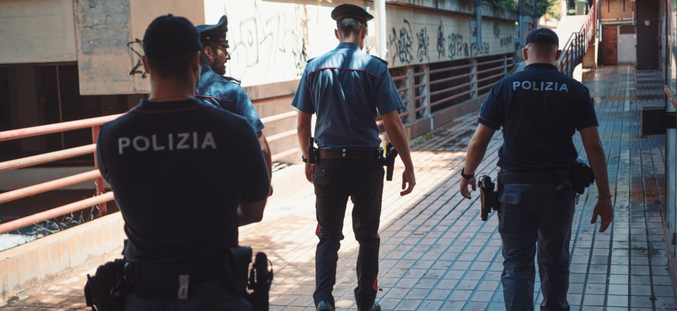 S'accorge d'un estraneo in casa in piena notte e chiama la polizia: arrestati due fratelli