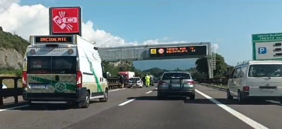 Tamponamento in A22, code e rallentamenti verso nord: giornata da traffico intenso