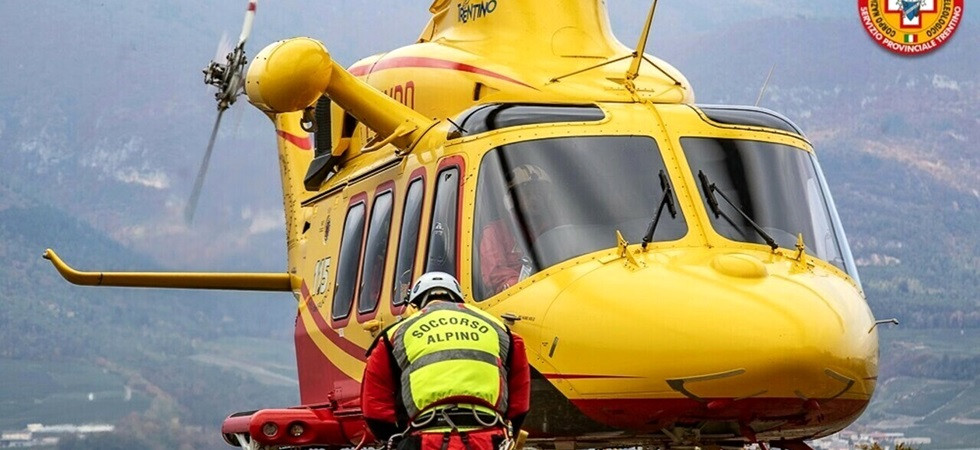 Scivola dal sentiero e ruzzola per 30 metri in un ripido canalone erboso sbattendo la testa: elisoccorso in azione
