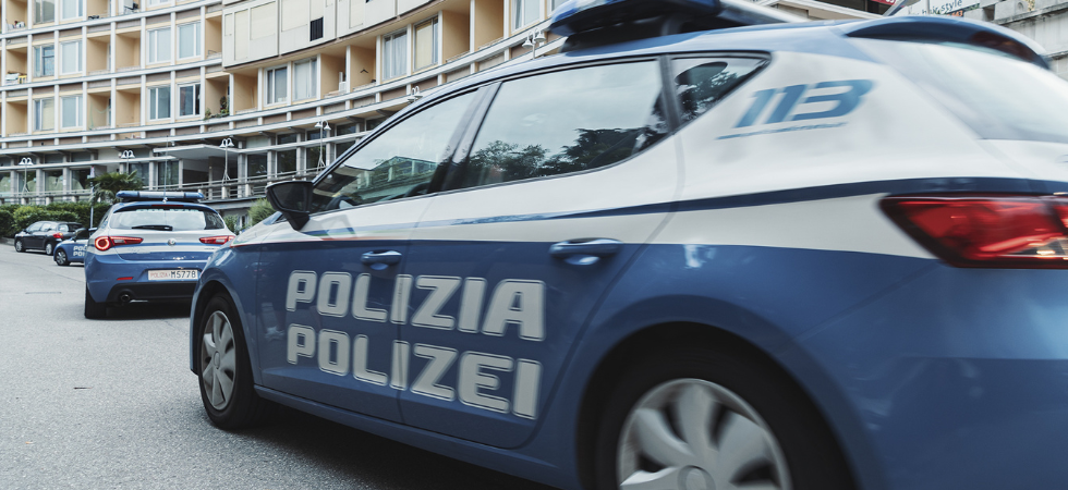 Minacce, offese, calci e pugni contro la moglie e le tre figlie minorenni: denunciato un 40enne pregiudicato