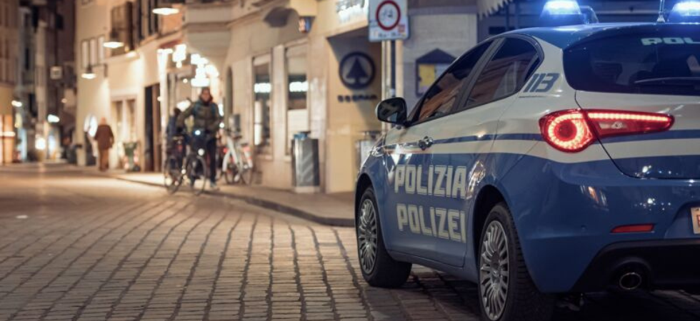 Saccheggiano un’auto in sosta e provano a rubare una bici: in tasca, uno smartphone rubato e dell’hashish