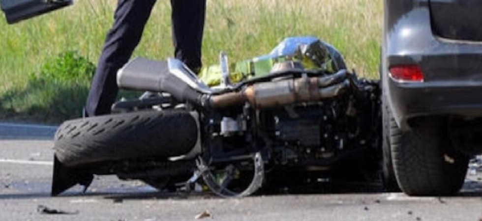 Tremendo schianto moto - auto: motociclista 77enne scaraventato sull'asfalto, inutili i soccorsi