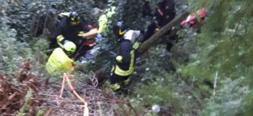 Tragedia nel bosco, perdono il controllo del quad e precipitano in una scarpata: 3 giovani coinvolti, un 22enne è morto