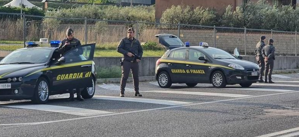 Metanfetamine, cocaina, hashish e marijuana, raffica di controlli della Finanza: nei guai 85 persone all'evento musicale