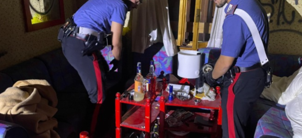 Si appartano nell'hotel dismesso ma fanno molto rumore e i carabinieri decidono di perquisire la struttura