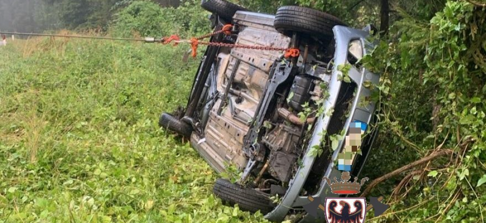 Perde il controllo dell'auto e il mezzo si ribalta nella vegetazione, momenti di paura: grande dispiegamento di soccorsi