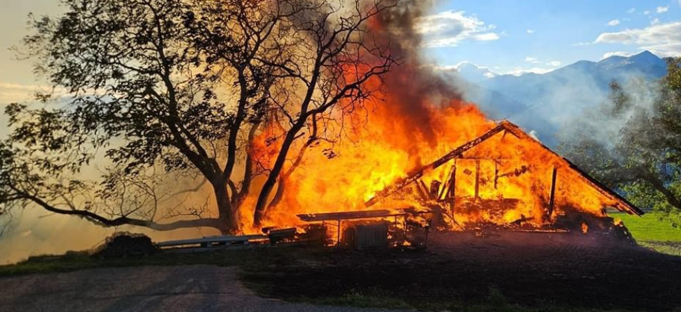 Furioso incendio, le fiamme avvolgono e distruggono un fienile: intervengono i vigili del fuoco
