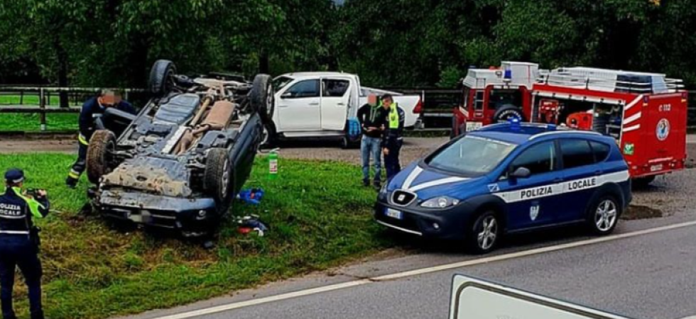Perde il controllo dell'auto e il mezzo si ribalta: un 35enne trasportato in ospedale