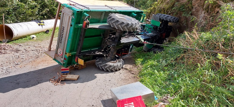 Tragico incidente, si ribalta il trattore e un uomo rimane schiacciato sotto il cassone pieno di legna