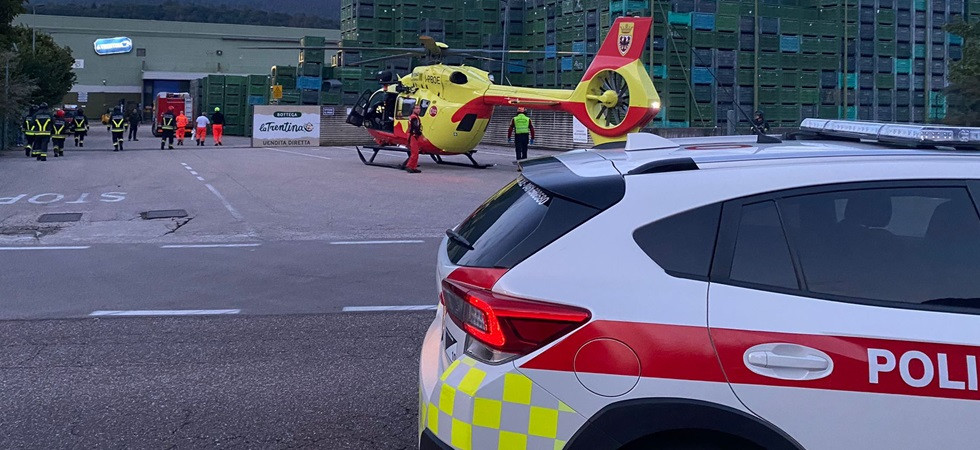 Si ribalta il trattore e un 58enne rimane schiacciato, soccorsi in azione al magazzino de 'La Trentina'