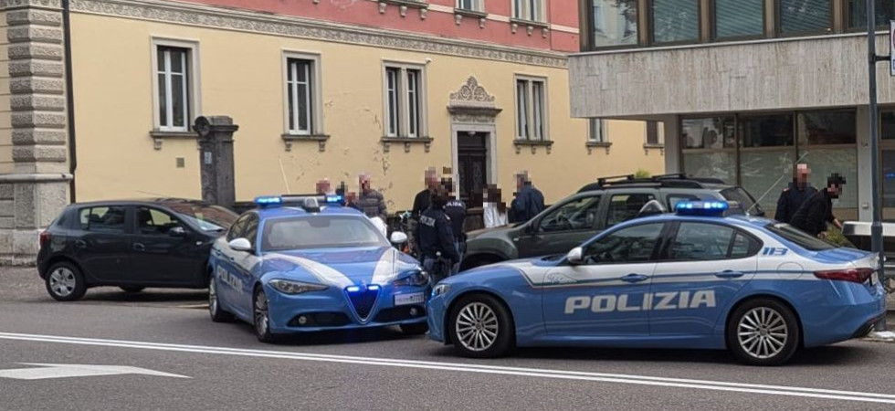 Tragedia in centro, si accascia a terra mentre passeggia sul marciapiede: una persona è morta