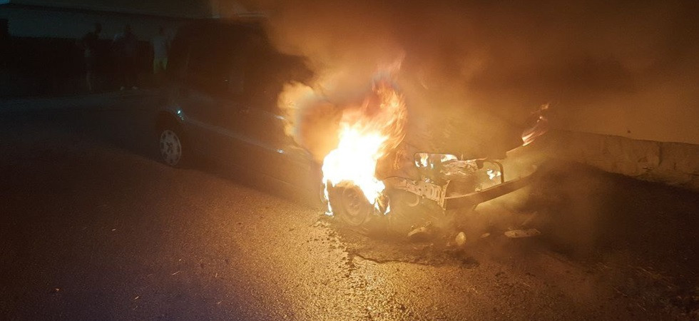 Un'auto avvolta e distrutta dalle fiamme, sul posto i vigili del fuoco