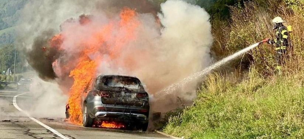 Auto divorata dalle fiamme sulla carreggiata: vigili del fuoco in azione per spegnere il rogo