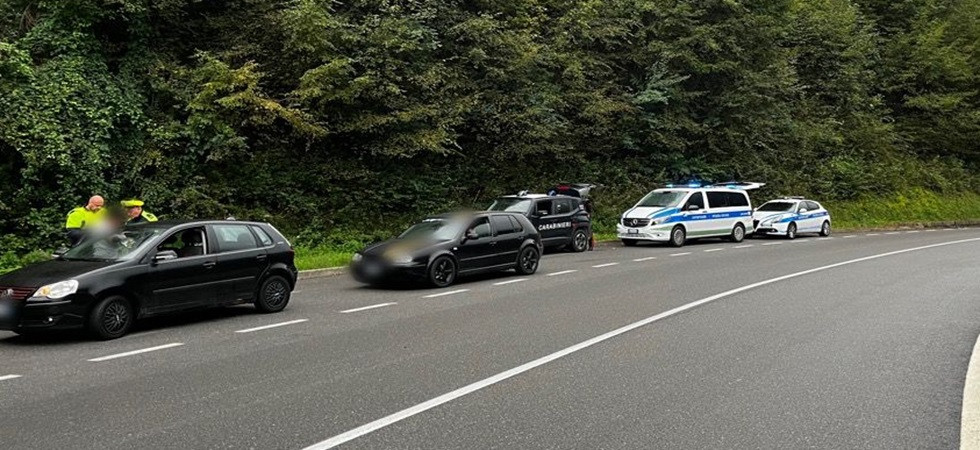 Alla guida di un'auto senza mai aver preso la patente e senza assicurazione, nei guai un uomo e mezzo sequestrato