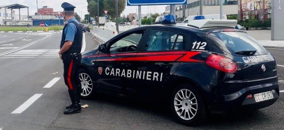 Rapinano anziane in casa minacciandole con un coltello, fermati due rapinatori seriali: coinvolto un minorenne