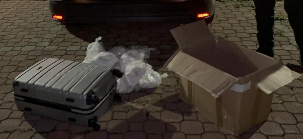 Droga in A22, maxi sequestro: trovati 15 chili di cocaina nel bagagliaio di un'auto, un uomo e una donna arrestati