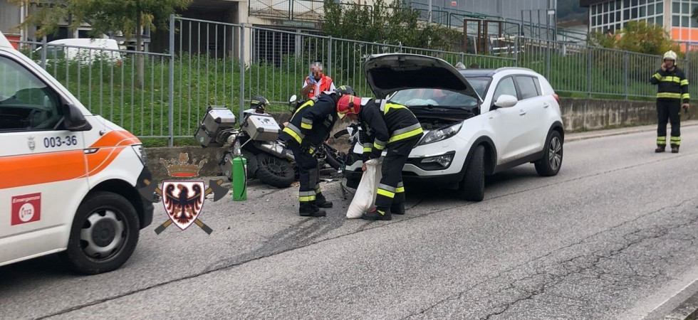 Schianto moto-auto, soccorsi in azione sul posto: due le persone coinvolte