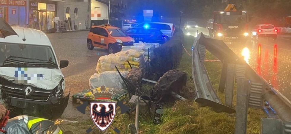 Foto della Federazione dei Corpi Vigili del Fuoco Volontari Provincia autonoma Trento Perde il controllo del furgone: il mezzo sfonda il guardrail e si schianta contro un idrante