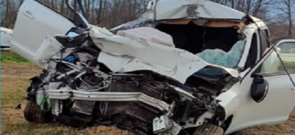 Tragedia al mattino, auto esce di strada e rotola dal pendio contro gli alberi: morto un uomo del posto