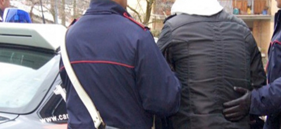 Foto d'archivio Tutto pronto per fuggire all'estero (bagagli compresi) ma viene fermato dai carabinieri: arrestato un 40enne