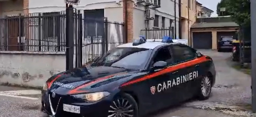 In cucina un laboratorio per confezionare la droga, un 19enne portato in carcere e un 21enne denunciato