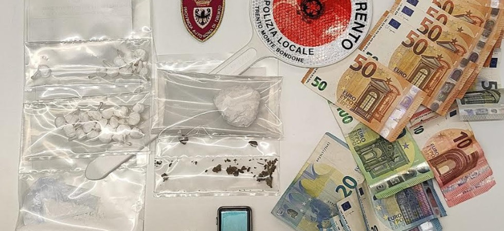 Spaccia lungo la ciclabile, sul cellulare foto tra soldi e cocaina: minorenne arrestato mentre consegna la droga