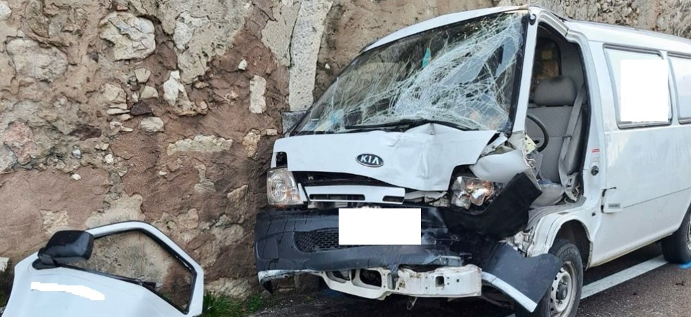 Violento schianto tra un furgone e un fuoristrada, 32enne rimane incastrato tra le lamiere dell'abitacolo