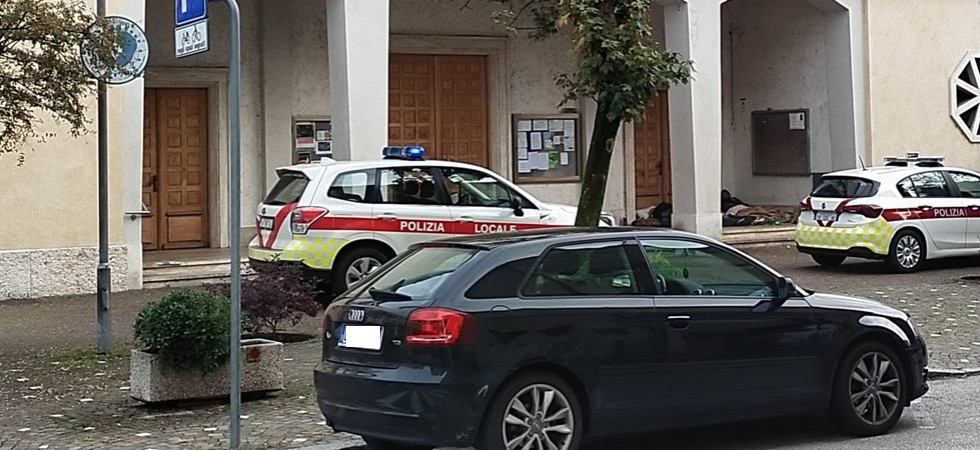 La Polizia Locale prova a sgombrare i senzatetto che "alloggiano" in Bolghera nei pressi della chiesa di Sant'Antonio