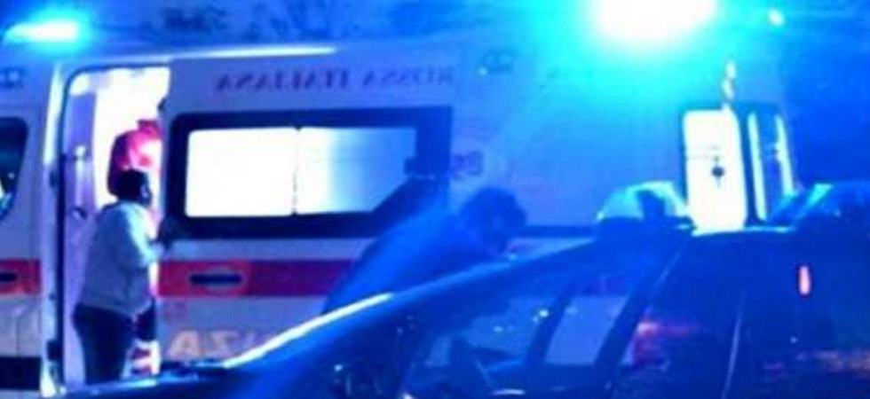 Foto archivio Bimbo di 2 anni sfugge al controllo della mamma e finisce addosso a un mezzo in transito: soccorsi in azione