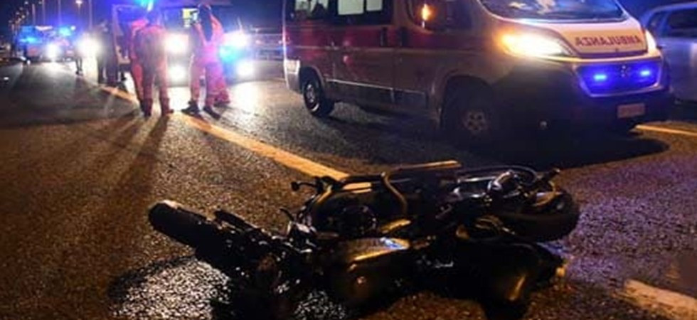 Terribile schianto moto-auto, mobilitati i soccorsi: 54enne trasferito in gravissime condizioni all'ospedale